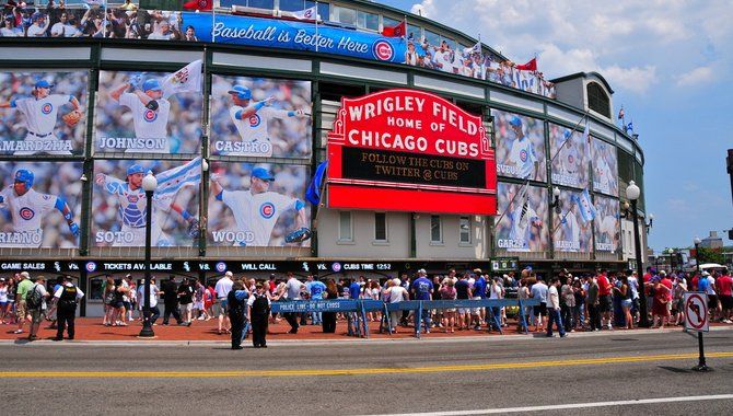 Chicago lifts sports betting ban to allow in-stadium sportsbooks